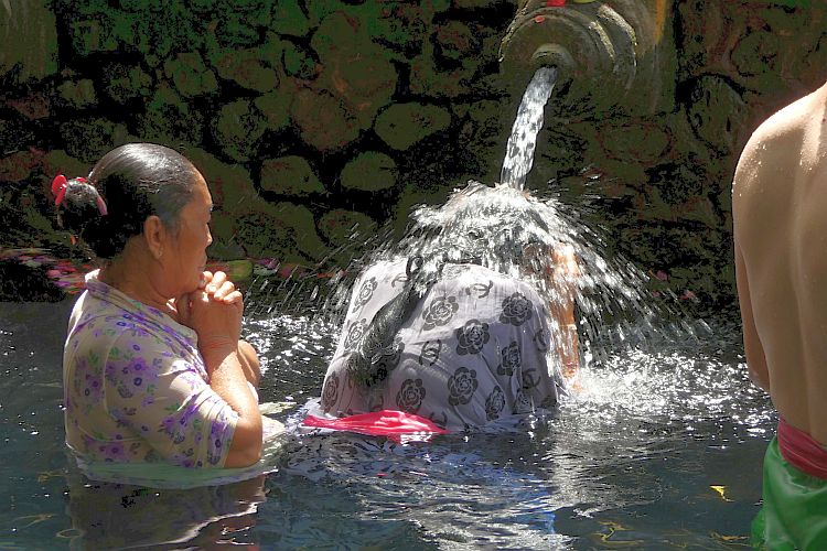 Tirta Empul Pilgerinnen im Wasser